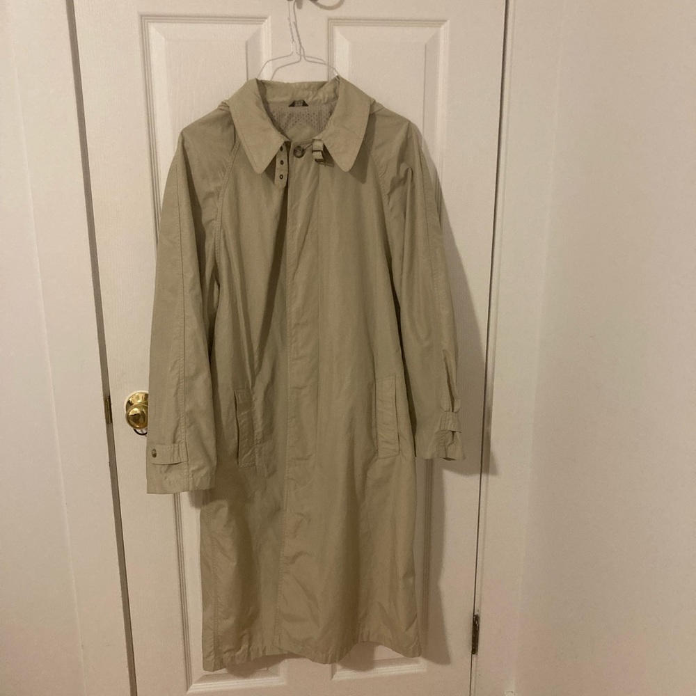 Men’s Lightweight Atelier Raincoat.
